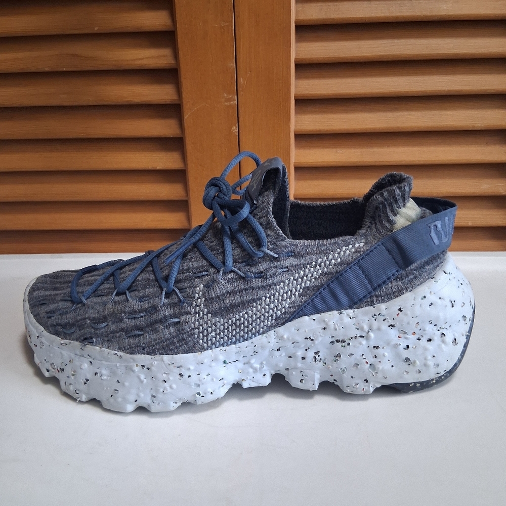 Nike Men’s Athletic Flyknit Sneakers Blue and White Speckled Sole